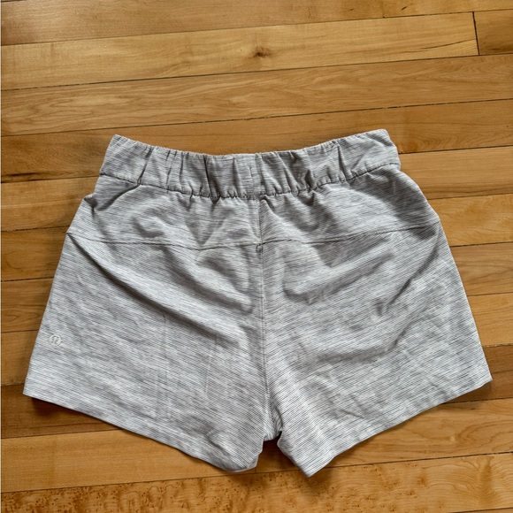 Lululemon Athletica On The Fly 2.5” Shorts - Picture 3 of 5
